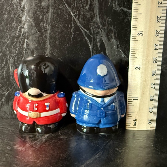 Royal Guard and Policeman Salt and Pepper Shakers - Picture 3 of 16